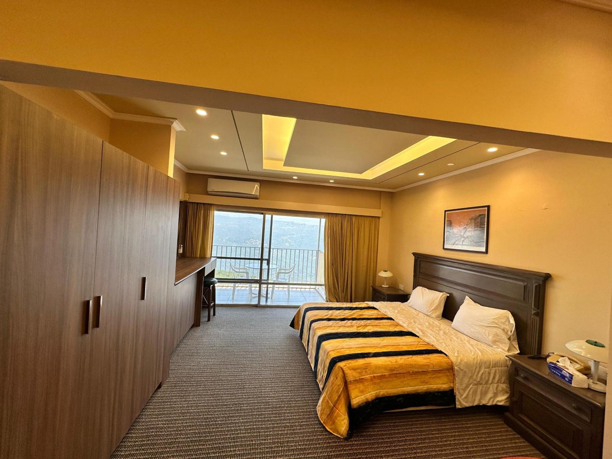 Le Crillon Hotel Brummana Exterior photo