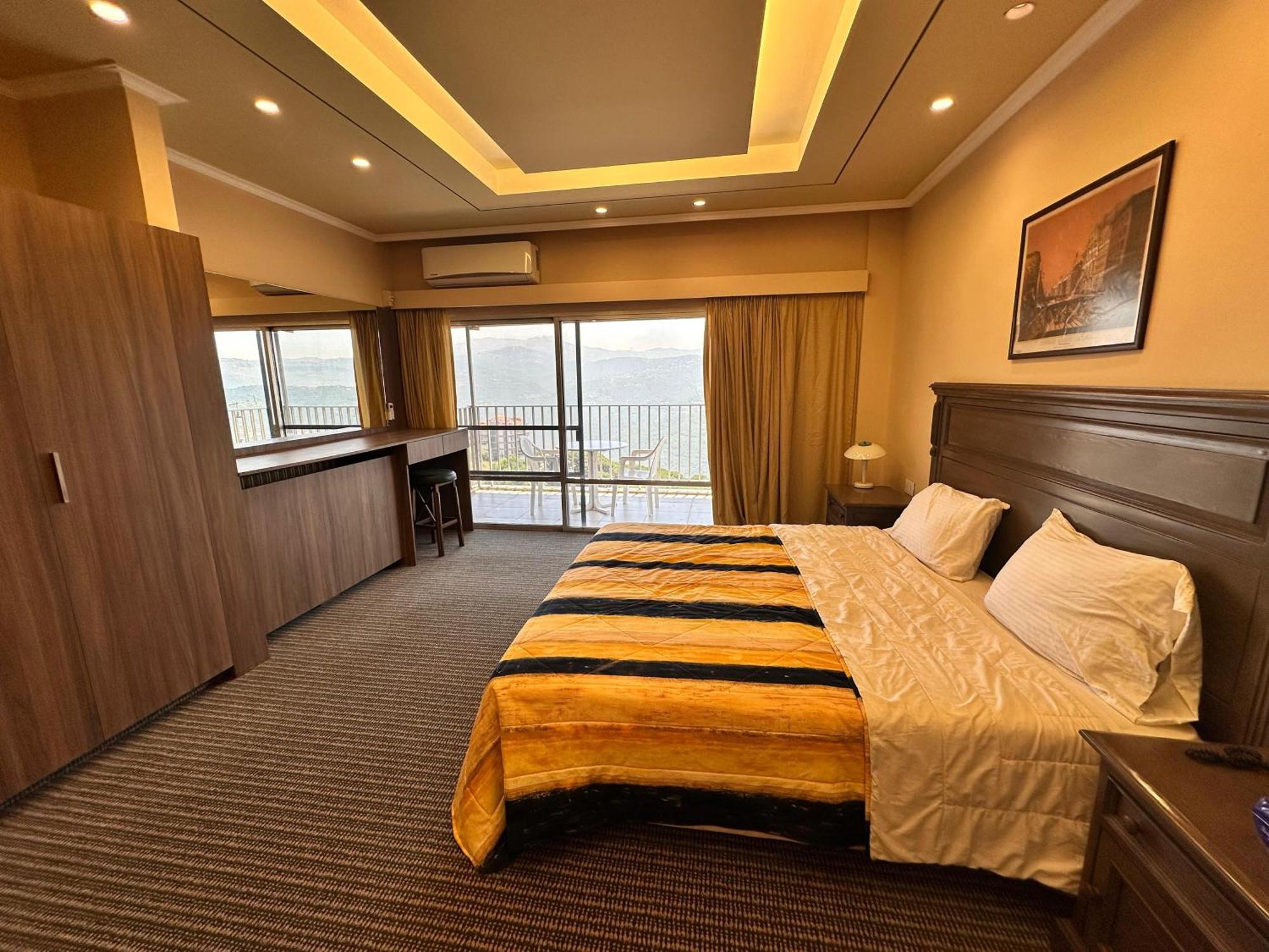 Le Crillon Hotel Brummana Exterior photo
